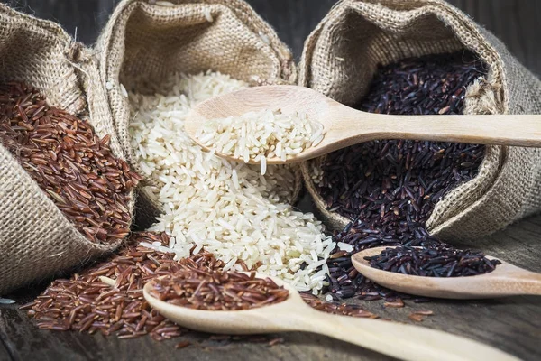 Pirinç tohumu, kahverengi pirinç, sağlıklı kavramı, kahverengi arka plan tutmak