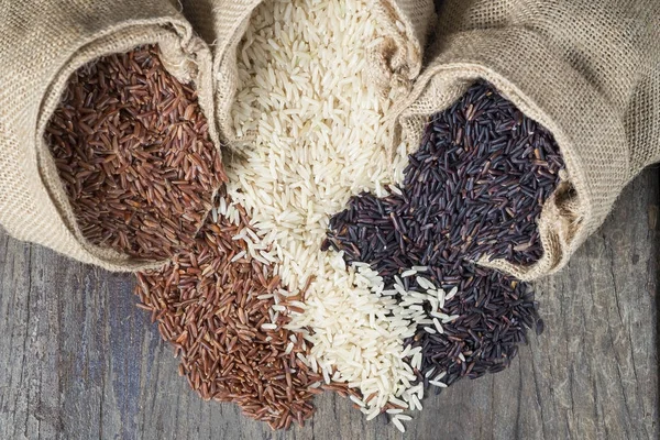 Pirinç tohumu, kahverengi pirinç, sağlıklı kavramı, kahverengi arka plan tutmak