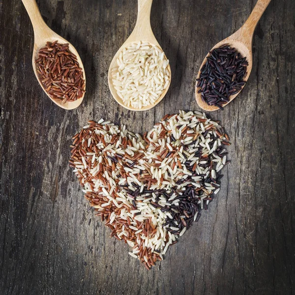 Pirinç tohumu, kahverengi pirinç, sağlıklı kavramı, kahverengi arka plan tutmak