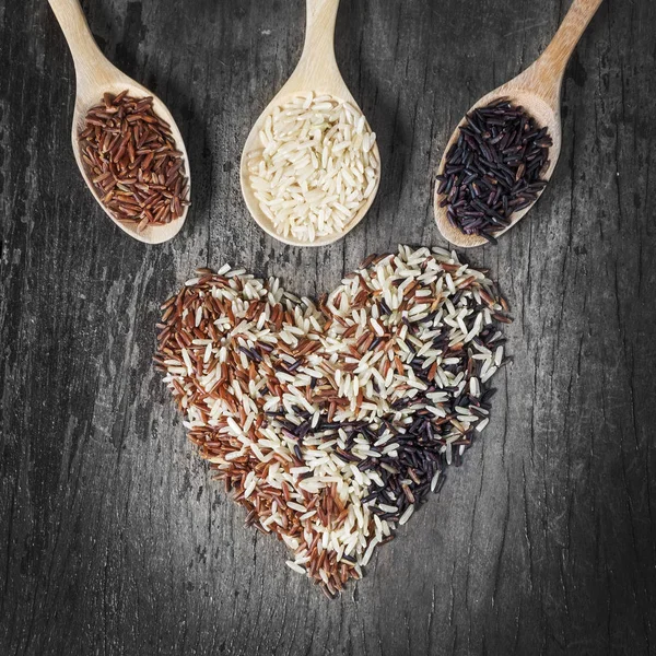 Pirinç tohumu, kahverengi pirinç, sağlıklı kavramı, kahverengi arka plan tutmak