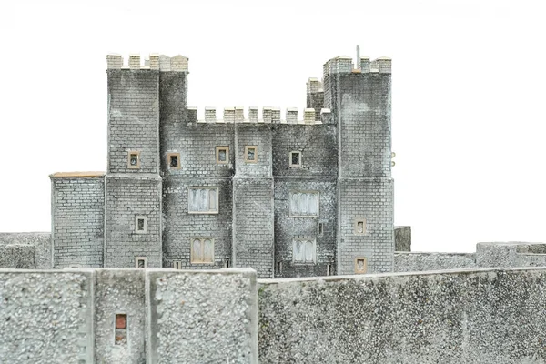 Muro di castello che mostra merlature. isolato su sfondo bianco — Foto Stock