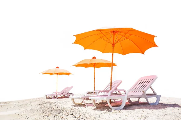 Silla de playa naranja vacía aislada sobre fondo blanco —  Fotos de Stock