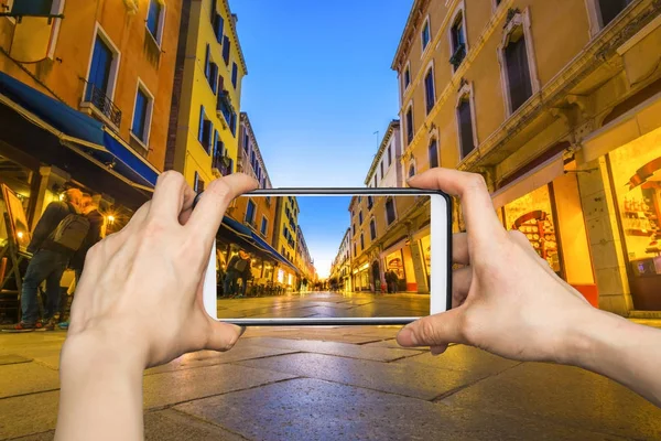 Yürüyüş mobil akıllı telefon üzerinde fotoğraf çekme yolu: gölge WA