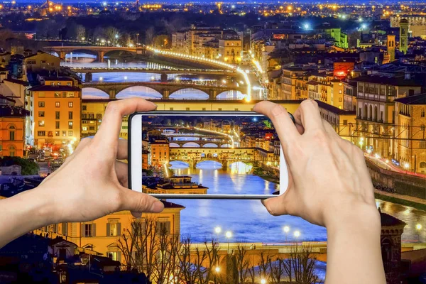 Floransa'daki Ponte Vecchio mobil akıllı telefon üzerinde fotoğraf çekmek