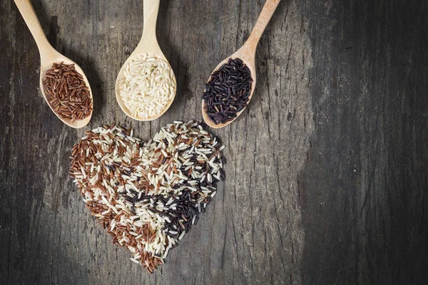 Pirinç tohumu, kahverengi pirinç, sağlıklı kavramı, kahverengi arka plan tutmak