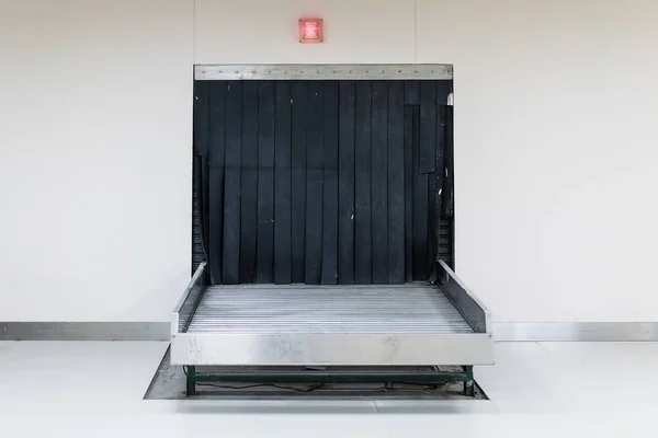 Üres poggyász a körhinta nemzetközi repülőtér — Stock Fotó