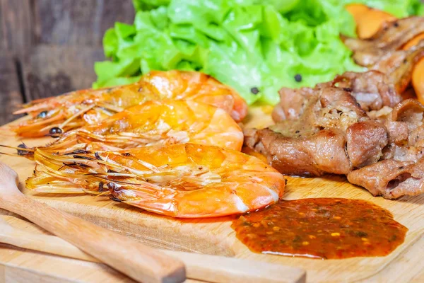 Мясо на гриле и креветки с овощами, гриль на гриле — стоковое фото