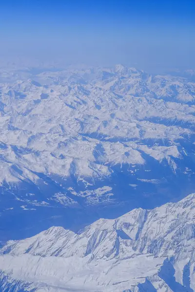 Altas montanhas cobertas de neve — Fotografia de Stock