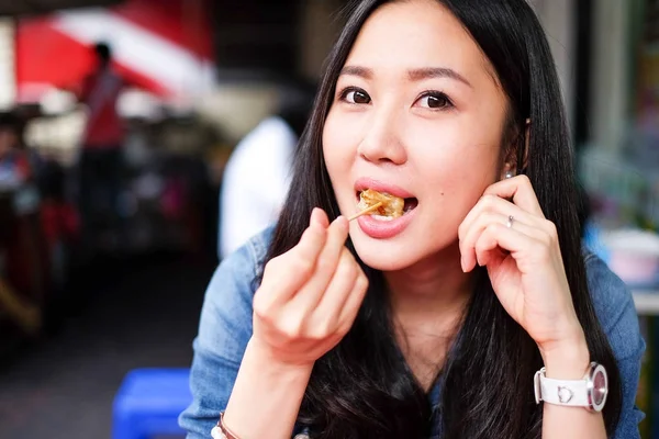 Женщина, поедающая китайские булочки с пельменями — стоковое фото