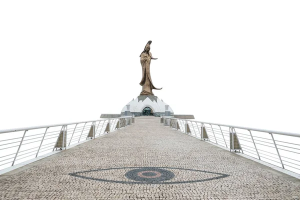 Статуя кун иам Макау на белом фоне с вырезкой пути — стоковое фото