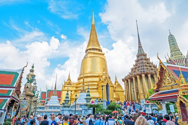 Bangkok, thailand - Jan 9: Unbekannte Touristen am wat phra ka — Stockfoto