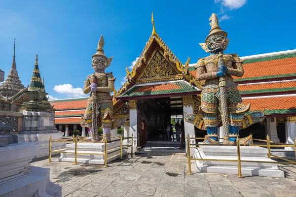 Gaint in Wat Phra Kaew (Le Bouddha Émeraude) vue de la lumière du jour à Tha — Photo