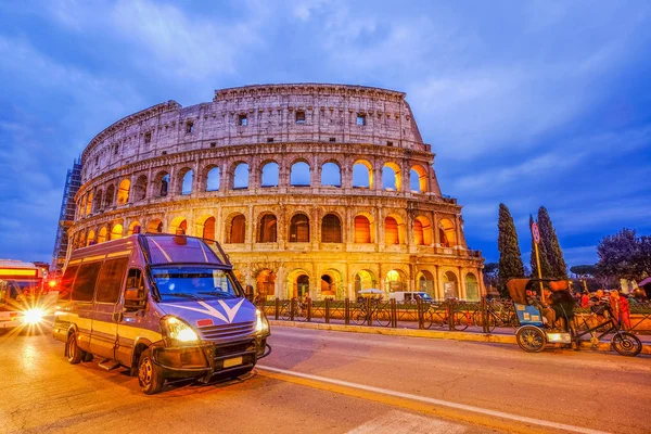 Kolezyum, Roma, İtalya, trafik sıkışıklığı. Colosseo görünümünü alacakaranlık — Stok fotoğraf