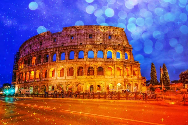 Coliseu, Roma, Itália. Crepúsculo vista de Colosseo em Roma com b — Fotografia de Stock