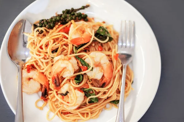 Спагетти с морепродуктами на сером фоне — стоковое фото