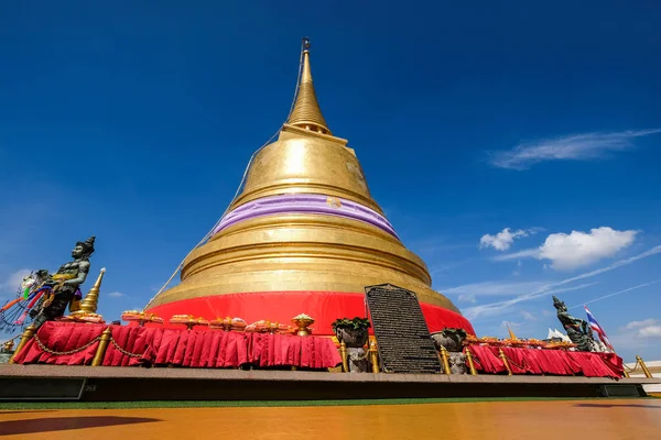 Templo de ouro moutain e céu azul em Bangkok, Tailândia — Fotografia de Stock