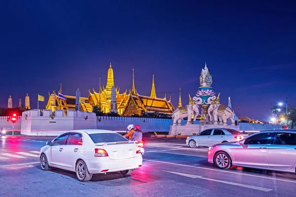 Traffic jam Wat Phra Kaew (The Emerald Buddha) night view in Tha — Stock Photo, Image