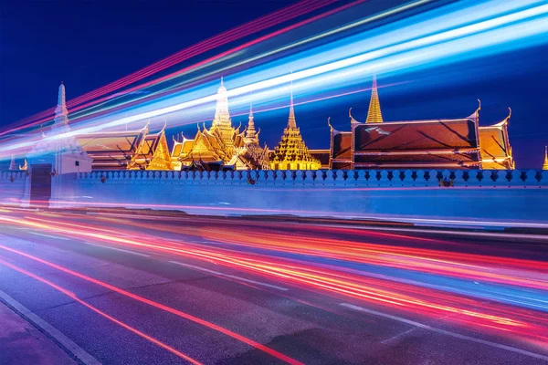 Wat Phra Kaew (El Buda Esmeralda) vista nocturna en Tailandia — Foto de Stock