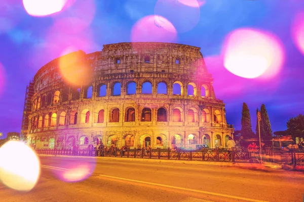 Colosseo, Roma, Italia. Vista crepuscolare del Colosseo a Roma con b — Foto Stock