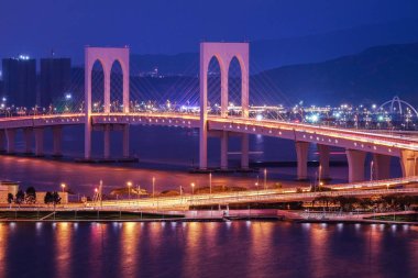 Geceleri Macau görünümünde köprü