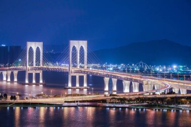Geceleri Macau görünümünde köprü