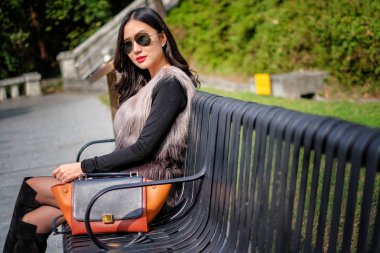 Güzel ve genç birbayan sunglass Park'ta dinlenme