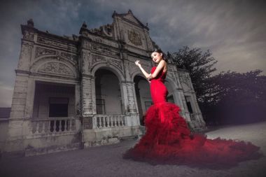 Moda kırmızı elbise giyen beautyful kadın