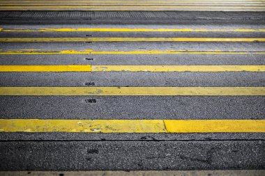 Yol işaretleme sarı çizgileri asfalt üzerinde