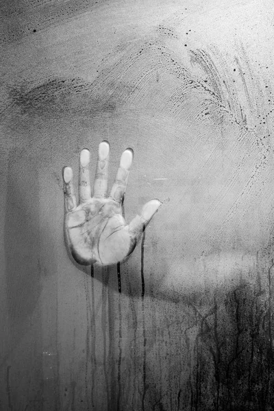 Mystérieuse empreinte de main rouge sur le miroir de salle de bain avec — Photo