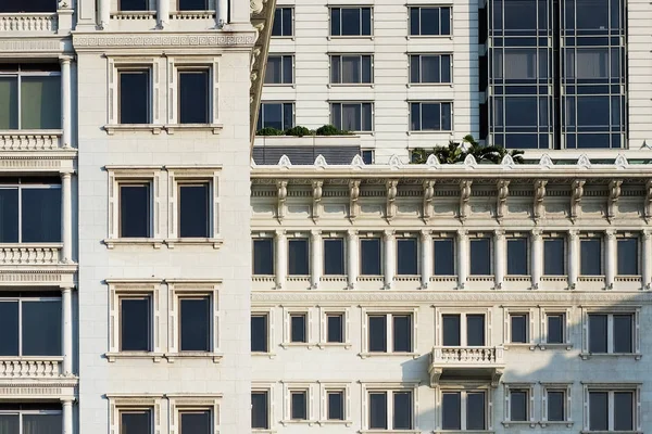 Detalle de la ventana Una torre de condominio de gran altura moderna elevándose —  Fotos de Stock