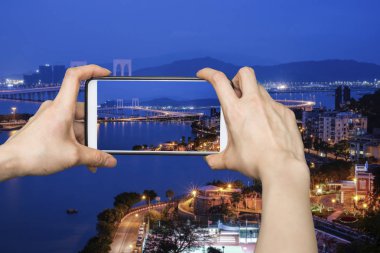 Görünüm Köprüsü'nün mobil akıllı telefon üzerinde resimleri alarak kız 