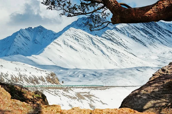 Vista della montagna di neve sulla cima della collina — Foto Stock