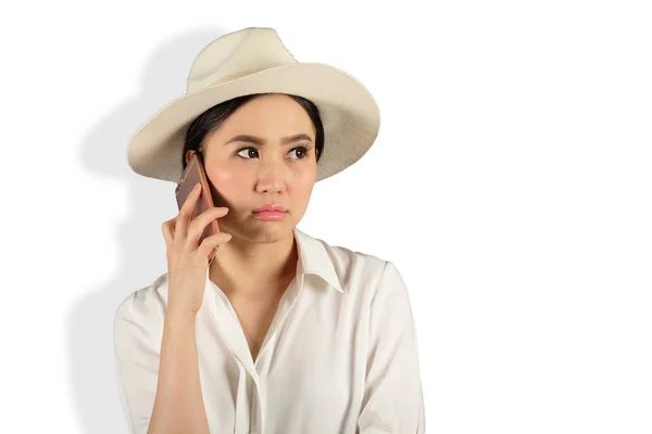 Jeune attrayant asiatique femme attente réponse pour un téléphone intelligent sur — Photo