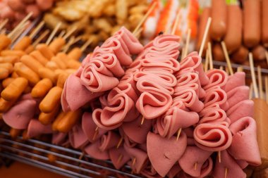 Et topu, sosis ve jambon sopa üzerinde