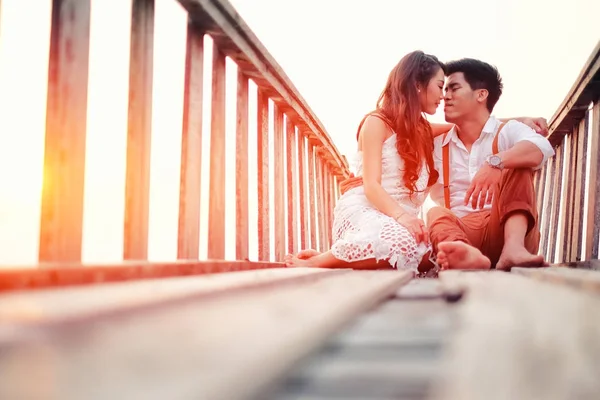 Gelukkige Paar Ontspannen Glimlach Het Strand — Stockfoto