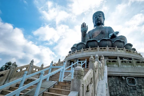 Vista frontale di Tian Tan gigante Buddha nel cielo blu — Foto Stock