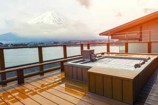 Spa all'aperto giapponese onsen con vista sulla montagna Fuji — Foto Stock