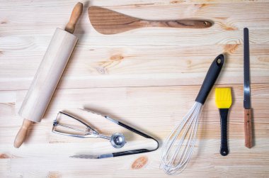 Ahşap mutfak eşyaları üstten görünüm ahşap tahta üzerinde