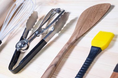 Ahşap mutfak eşyaları üstten görünüm ahşap tahta üzerinde