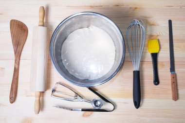 Gıda katkı maddeleri ve ahşap backgr yemek pişirmek için mutfak gereçleri