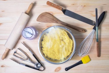 Gıda katkı maddeleri ve ahşap backgr yemek pişirmek için mutfak gereçleri