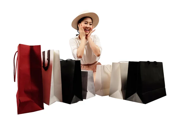 Una donna felice shopaholic aprire una borsa della spesa su backgro bianco — Foto Stock
