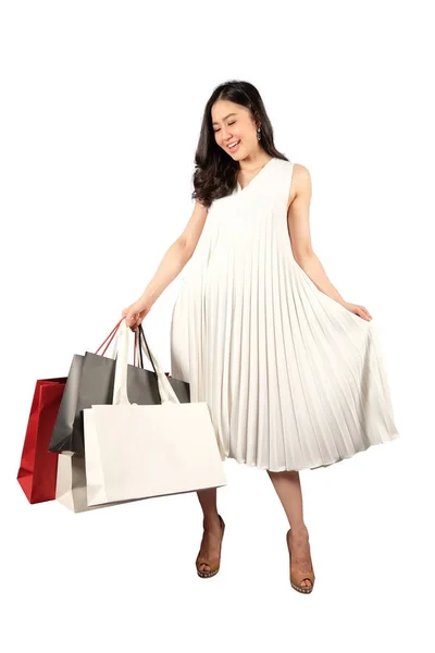 Uma mulher feliz em vestido branco com um saco de compras no backgr branco — Fotografia de Stock