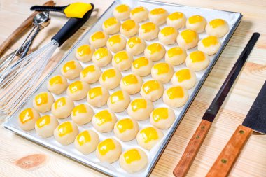 Çin böreği moon pasta fincan çay ve pişirme araçları ile