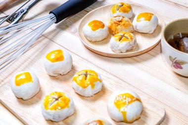 Çin böreği moon pasta fincan çay ve pişirme araçları ile