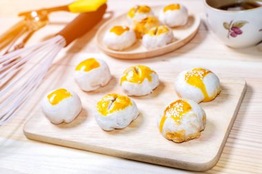 Çin böreği moon pasta fincan çay ve pişirme araçları ile