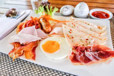 Sabah kahvaltı kızarmış yumurta, pastırma, et ve bir plaka cl tost