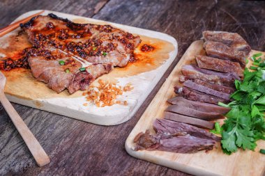 T-Bone biftek orta-arka biftek dilimlenmiş et ahşap backgr ile