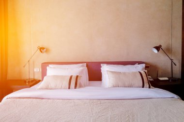 Beyaz Oda güneş tarafından aydınlatılmış lüks