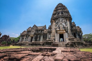 Prasat Hin taş castle Phimai tarihi Park n önden görünümü